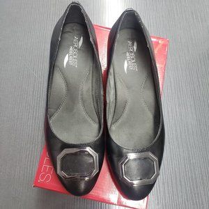 Aerosoles Women's size 9.5 Black Leather Heels - Gently Used